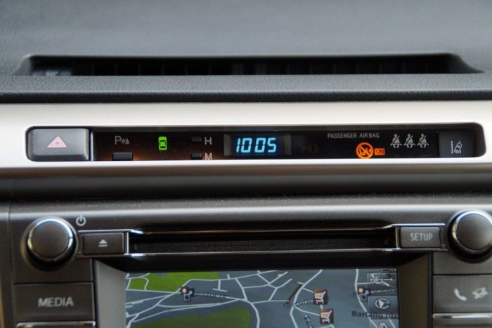 A felső kis konzolon 5 gomb található négyféle kivitelben. Megbolondult a dizájner?