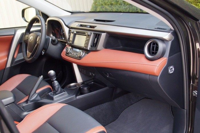 Nagyon jó a helykihasználás a szinte lebegő műszerfallal