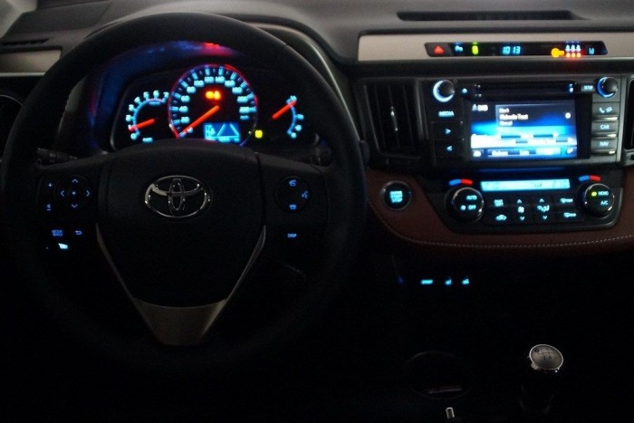 A Toyota is beleesett a kékség-kórba, reméljük, hamar kinövi, mint a VW