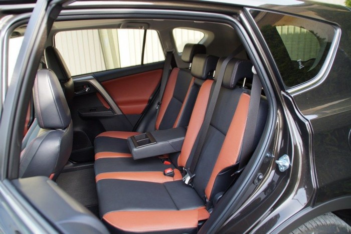 A hátsó támlák dőlésszöge oldalanként külön állítható