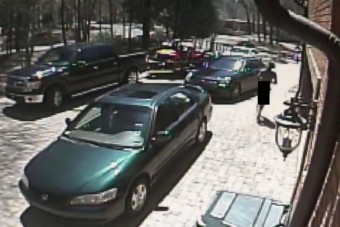 Meztelenül ment autót lopni