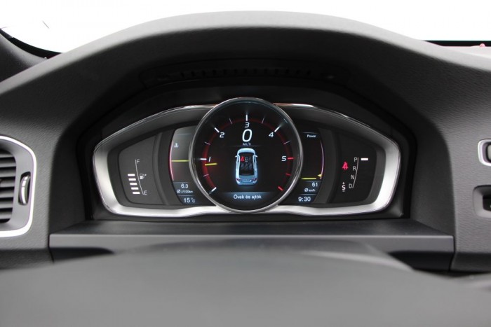 Volvo S60 – A kívánatosra érett svéd 51 A Volvo V40-estől örökölt TFT kijelző váltotta az analóg műszeregységet. Látványos megoldás, három választható megjelenéssel