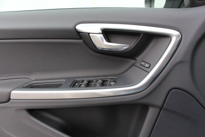 Volvo S60 – A kívánatosra érett svéd 50 Lehet, hogy megfeszülnek a németek, és csodás, minőségi belsőket készítenek, de ezt nem tudják überelni. Funkcionális, sallangmentes, és gyönyörű.
