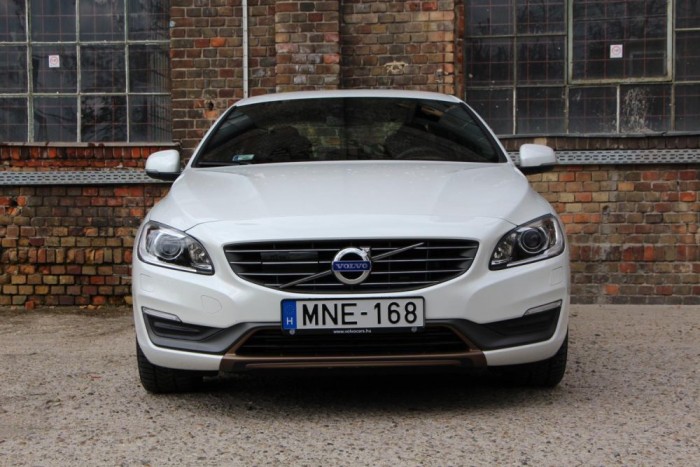 Volvo S60 – A kívánatosra érett svéd 47 Ha van típus, aminek jót tett a ráncfelvarrás, akkor az a Volvo S60. Tisztább, magabiztosabb arcot kapott, amit könnyebben illesztünk bele a tradicionális Volvo márkaképbe