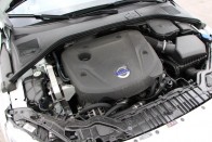 Az új 181 lóerős négyhengeres motor körülbelül csak háromnegyed annyit nyom a mérlegen, mint a régi öthengeres, és a Volvo által fejlesztett motorcsalád egyik első, sorozatgyártásba kerülő tagja.