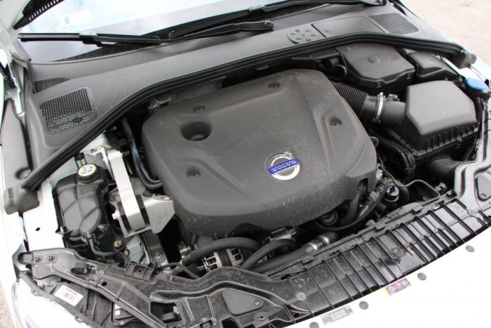 Volvo S60 – A kívánatosra érett svéd 49 Az új 181 lóerős négyhengeres motor körülbelül csak háromnegyed annyit nyom a mérlegen, mint a régi öthengeres, és a Volvo által fejlesztett motorcsalád egyik első, sorozatgyártásba kerülő tagja.
