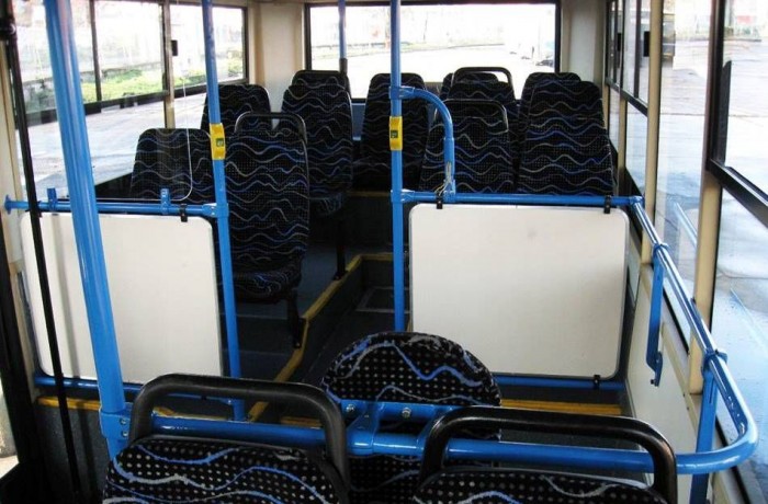 Menő busztuning a BKV-tól 6 | Vezess Az utasteret jobb nem minősíteni, a gyári állapotukban ezeknek a buszoknak szürkés kárpitozással ellátott ülései és zöld kapaszkodójuk volt