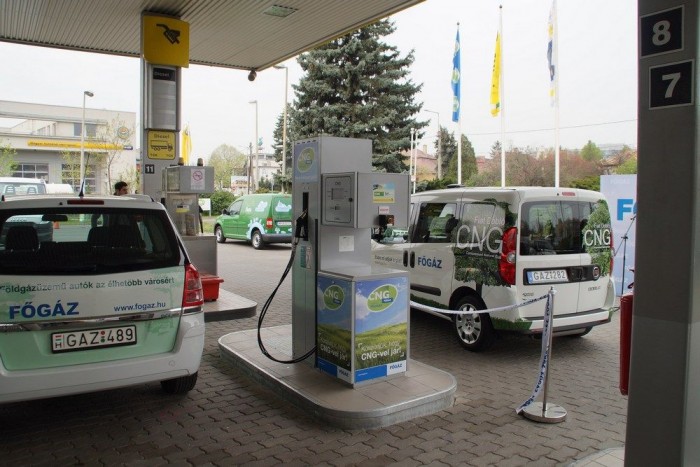 Újabb helyen tankolható a 345 forintos üzemanyag 3 Magyarországon a Fiatnál, az Opelnél és a Porsche Hungáriánál vehetünk CNG-üzemre felkészített gyári személyautókat