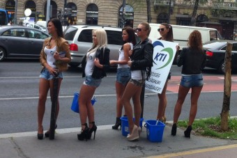 Szili Katalin nagymellű lányai mossák a pesti kocsikat