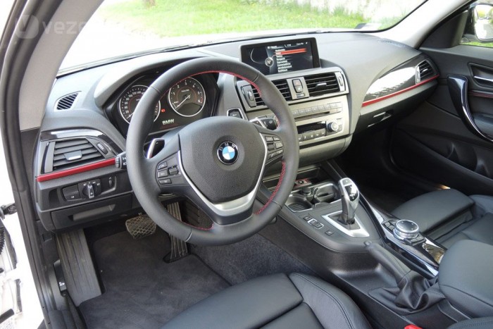 A tipikus BMW, ami a fejedben él 67 Az 1-es BMW belső tere köszön vissza, a vörös cérna, és a szintén vörös díszítő elemek a Sport csomaggal érkezve lendítenek a hangulaton