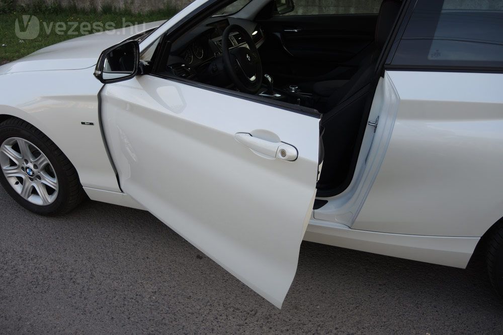 Kétajtós kupéknál kötelező elem a keret nélküli ablak, amit hoz a 2-es BMW