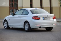 Klasszikus BMW-ket idéz a forma, egyértelmű, egyenes vonalak jellemzik az új 2-es kupét