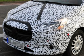 Új fotókon pucsít a következő Corsa