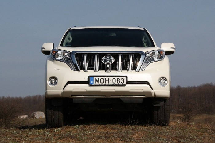 Háromliteres motor dolgozik a műanyaghomlokzat mögött