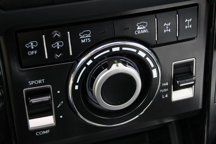 Bazinagy mosógépkapcsoló a középkonzolon. Kúszó üzemmódban ezzel állítható a kívánt sebesség.