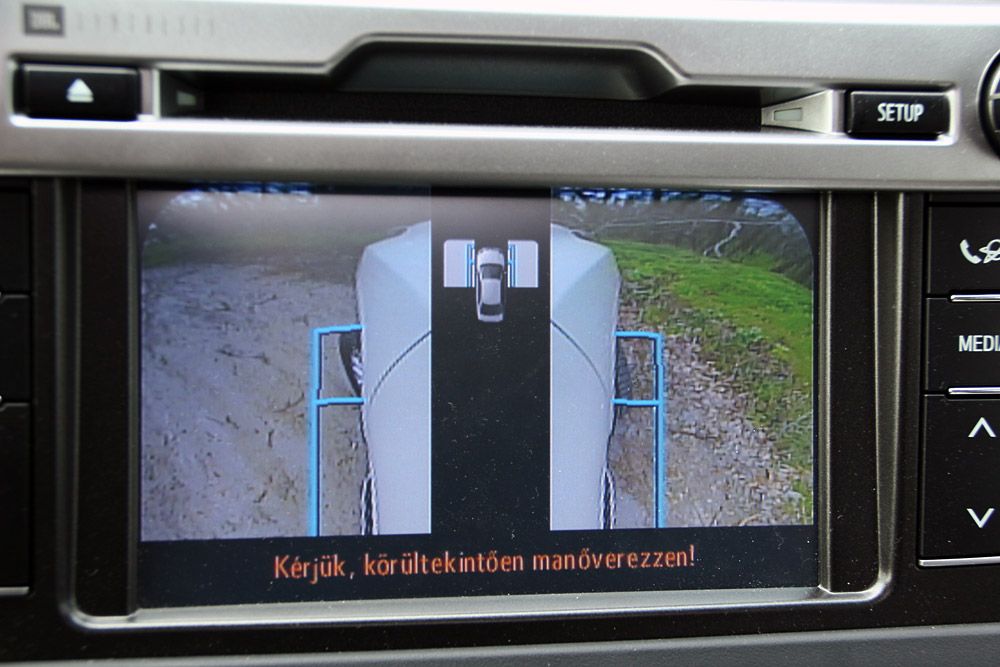 Kamera segíti a karcmentes parkolást, terepezést