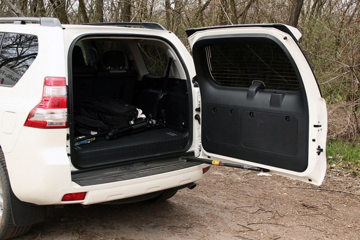 Az oldalra - pláne jobbra - nyíló ajtó baromság, akármivel is próbáljuk megmagyarázni