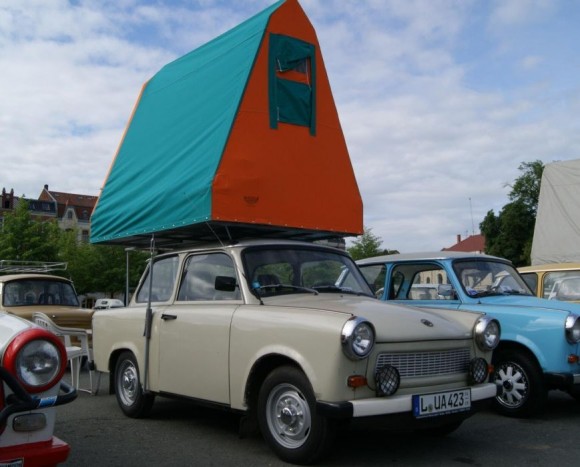 Nagyon népszerű volt a németeknél ez a megoldás, ilyen tetőre szerelhető sátrakkal indultak kempingezni. Így védték magukat attól, hogy a vadon élő állatok bemásszanak a sátorba. 