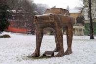 Ez az igazán bizarr, sétáló Trabant David Černý cseh szobrász alkotása.