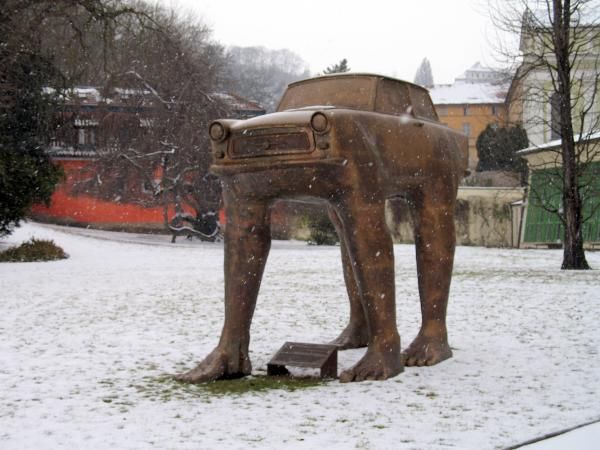 Ez az igazán bizarr, sétáló Trabant David Černý cseh szobrász alkotása.