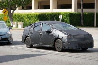 Összkerékhajtással jön az új Prius