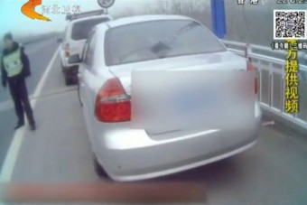 A leállósávban szexeltek, de jöttek a rendőrök