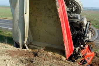 A nap képe: fejjel lefelé állt bele az árokba