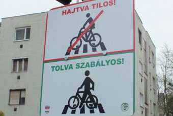 Táblával nevelik a bringásokat a zebráknál