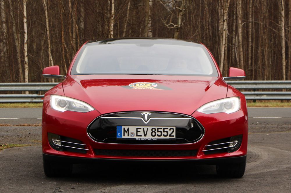 Mi is vezettük a Tesla első autóját, az elektromos sportautót. Jövőre kapható lesz a Model X nevű SUV, szintén hét üléssel