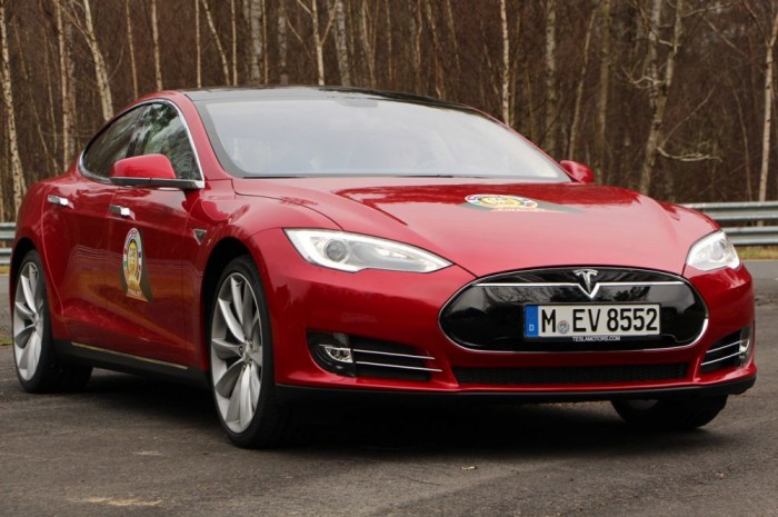 Luxusautó, 2,7 literes fogyasztással 9 Egyedül a konnektorról tölthető Porsche Panamera Hybrid mérhető a Model S-hez. A Porsche a szabványos ciklus tötymörgésével 36 kilométert tehet meg tisztán elektromosan, de utána hibridként addig megy, amíg a benzin kitart