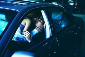 A gimi parkolójába vitte a prostit, de lebuktak