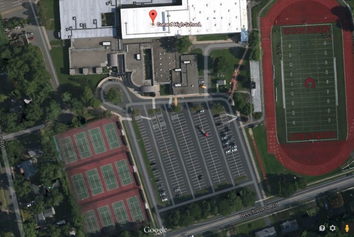 A gimi parkolójába vitte a prostit, de lebuktak 4 | Vezess Biztonságos szex: akkurátusan felfestett zebrák az elit Conard gimi parkolójában