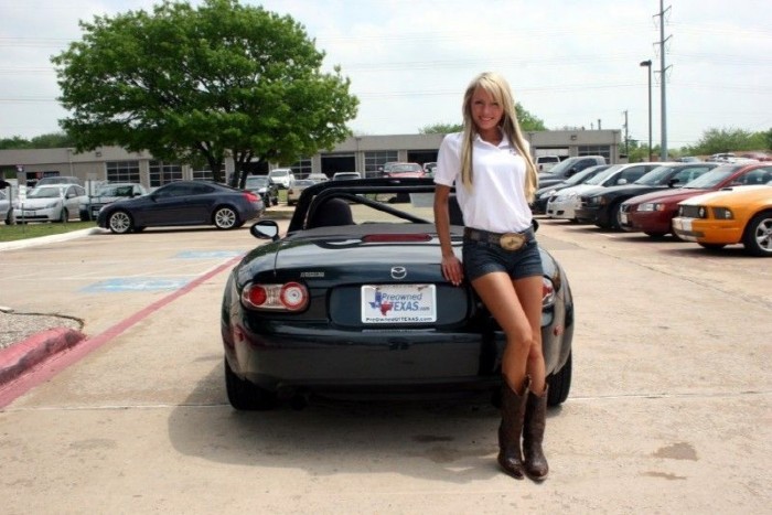 Mazda MX-5-tel pózoló lányok 25 Mazda MX-5-tel pózoló lányok 25