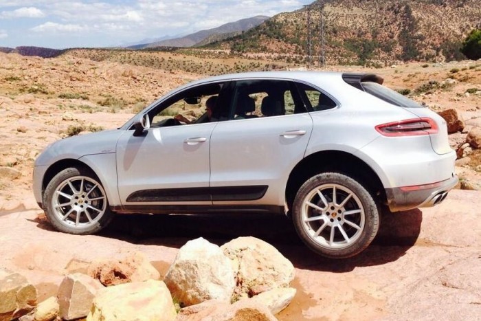 Dacia húzta ki az elakadt Porschét 4