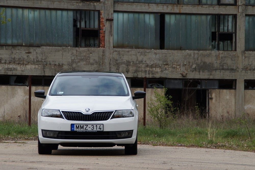 A Rapid az önmagán kissé túlnőtt Octavia alá csusszant be a Škoda-portfólióba, mint amolyan Golf-kategóriás olcsóautó