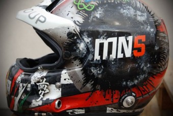 Piszok jól néz ki Michelisz új sisakja