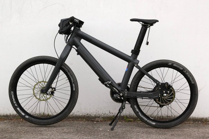 33 kilogramm. Még éppen betehető a liftbe, felvihető egy lépcsőn