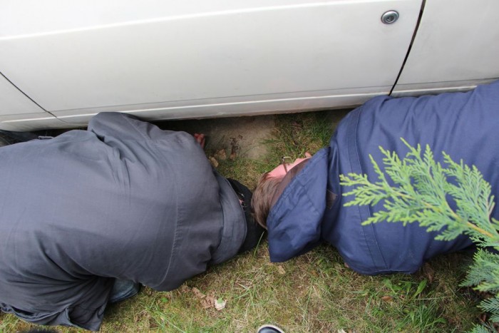 Balra Gajdán úr, a szakember, én csak reménykedem. A rozsda megette, amíg a kezünk elér