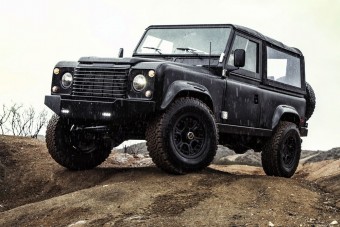 Corvette-motorral zúz a Defender!