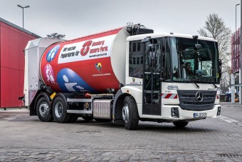 Vagány kukásautó a Mercedestől