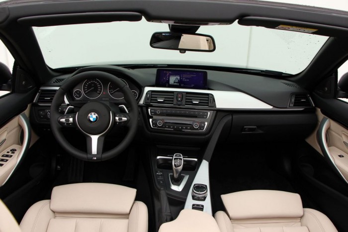 Egy irigyelt látvány, aki rendőröktől, balesettől nem félve felül a hátsó üléstámlára, az ebben a látványban gyönyörködhet