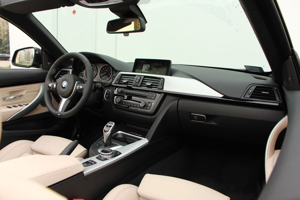 Precíz illesztések, vajszínű bőr, alacsony üléspozíció, megszokott magas minőségű BMW hangulat, és kézre álló kezelőszervek. Zanzásítva ez a 428i belső tere