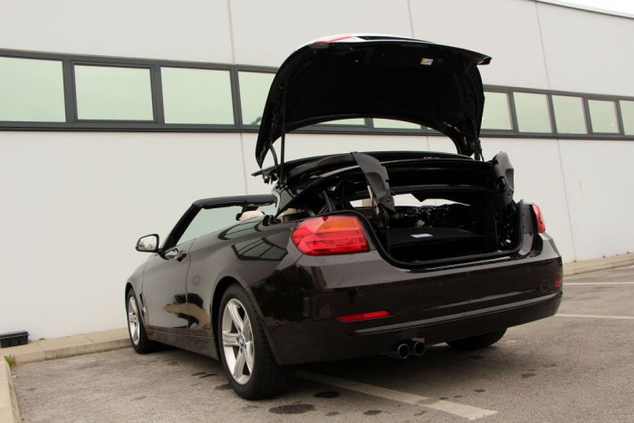 A tetőszerkezet így ad teret a 220 literes poggyásztérhez, bonyolult megoldás, egy nem is annyira égető problémára