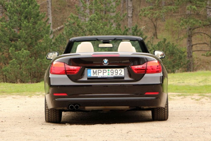 Felszereltségtől, motorvariációtól függően 1700 kilogramm körül mozog a 4-es kabrió össztömege