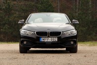 Talán a kabrió és BMW kettőse már túl nagy irigységet gerjeszt, vagy csak egy gyűjtőnek fájt rá a foga, mindenesetre valaki elcsente a márkajelet a 428i orráról.