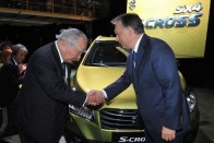 Hiába a stratégiai partnerség, állami beszerzéseken a Suzukinak csak nem sikerül megfelelni a magyar kormány sajátságos beszerzési feltételeinek. Talán majd a nem is Esztergomban készülő Grand Vitarának sikerül