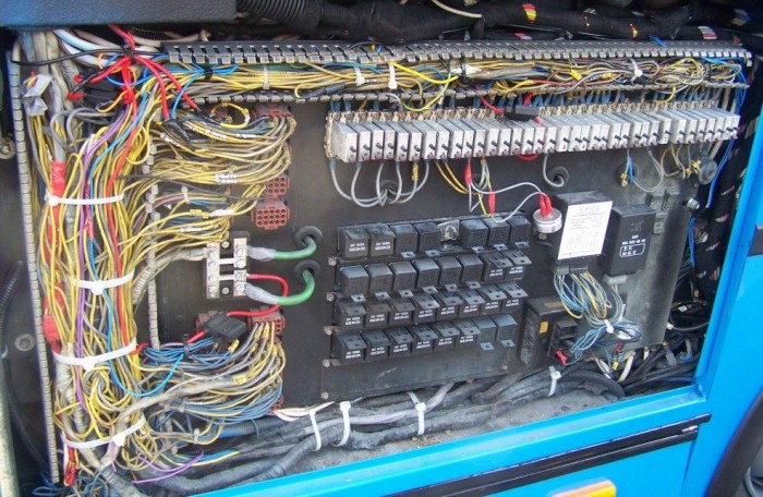 Ki gondolná mennyi kábel van egy busz oldallemeze alatt? Pedig az Ikarus 405 a maga korában egyáltalán nem lógott ki a sorból műszaki fejlettségével 