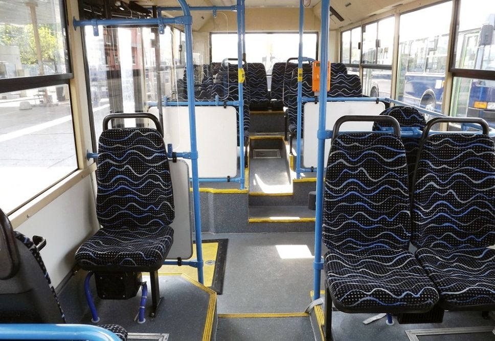 A citarósított Ikarus 405-ös. Mennyivel szebben mutatna ez a beltér sárga vagy zöld kapaszkodókkal és kék ülésekkel, de a BKK döntésének köszönhetően most már a buszok utasterében is túlteng a bilikék és a szürke kombinációja