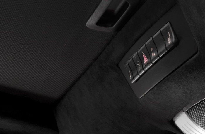 Árnyékoló panel fogantyúja és spoiler-mozgató gomb (tetőkárpit-részlet)