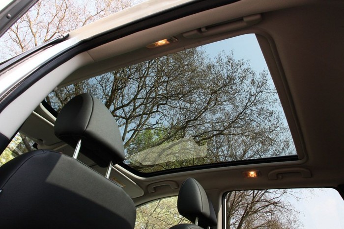 Árnyékolható, nagyméretű üvegtető teszi barátságosabbá a belső teret